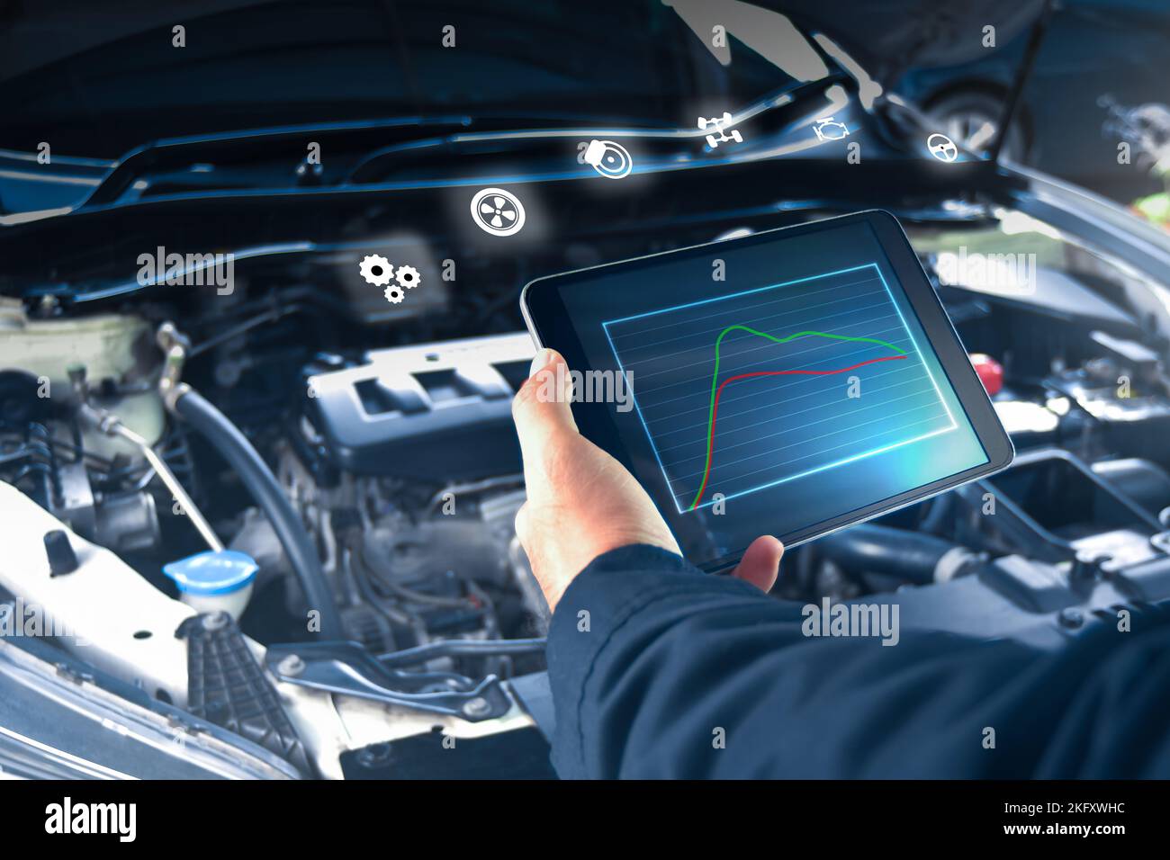 Il meccanico auto sta controllando il sistema del motore con un tablet ODB2 e l'icona di servizio auto, concetto di affari del negozio di riparazione auto Foto Stock