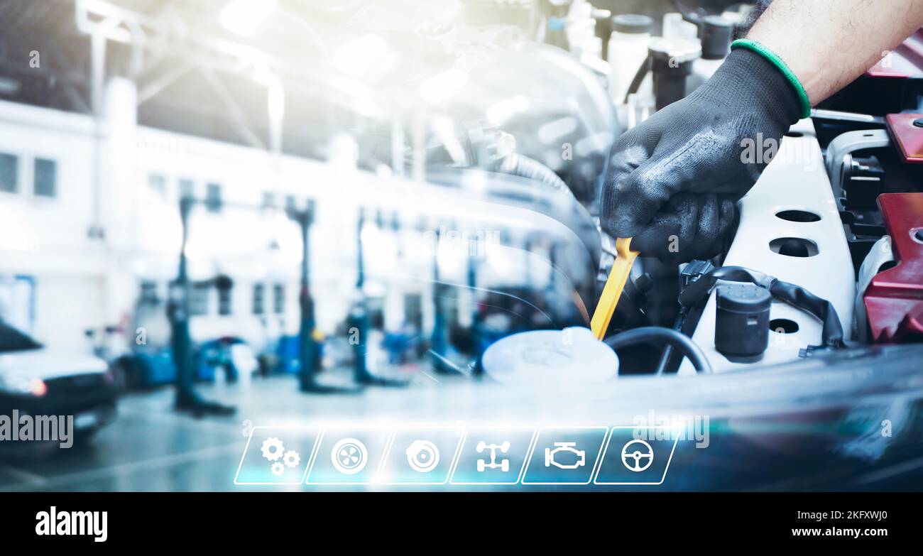 La mano del meccanico sta tirando l'asta di livello dell'olio e l'esposizione doppia del negozio di riparazione auto con un'icona di servizio dell'automobile, concetto di affari del negozio di riparazione auto Foto Stock