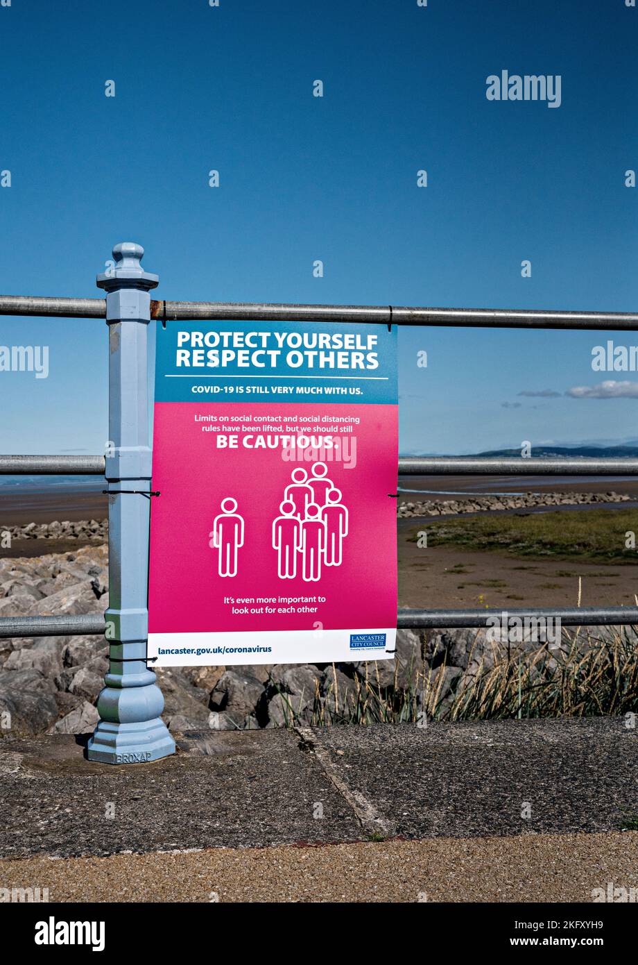 Proteggiti, rispetta gli altri - poster di Covid esposti lungo Morecambe Promenade, Lancashire Foto Stock