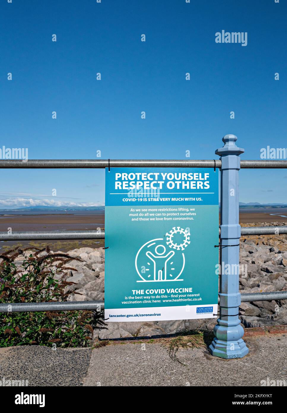 Proteggiti, rispetta gli altri - poster di Covid esposti lungo Morecambe Promenade, Lancashire Foto Stock