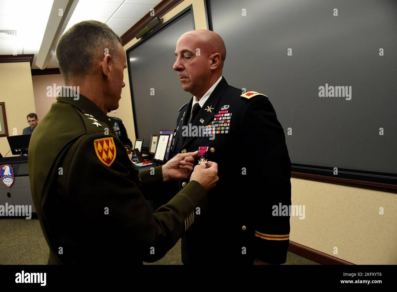 Il col. David Baxter, capo di stato maggiore del comando dell'esercito degli Stati Uniti per la difesa spaziale e missilistica, riceve la Legione del merito dal Lt. Gen. Daniel Karbler, comandante generale della SMDC, durante il suo pensionamento, 14 ottobre 2022, All'Arsenale di Redstone, Alabama, quartier generale del comando. Baxter si ritira con più di 35 anni di servizio militare. Foto Stock