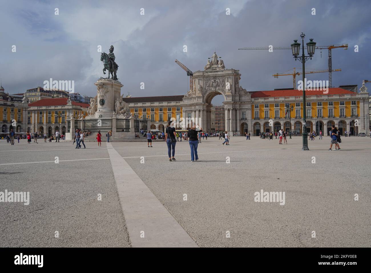 Lisbona, Portogallo - 2022 settembre: Statua del re Giuseppe i a Praca do Comercio (Piazza del Commercio), piazza principale di Lisbona Foto Stock