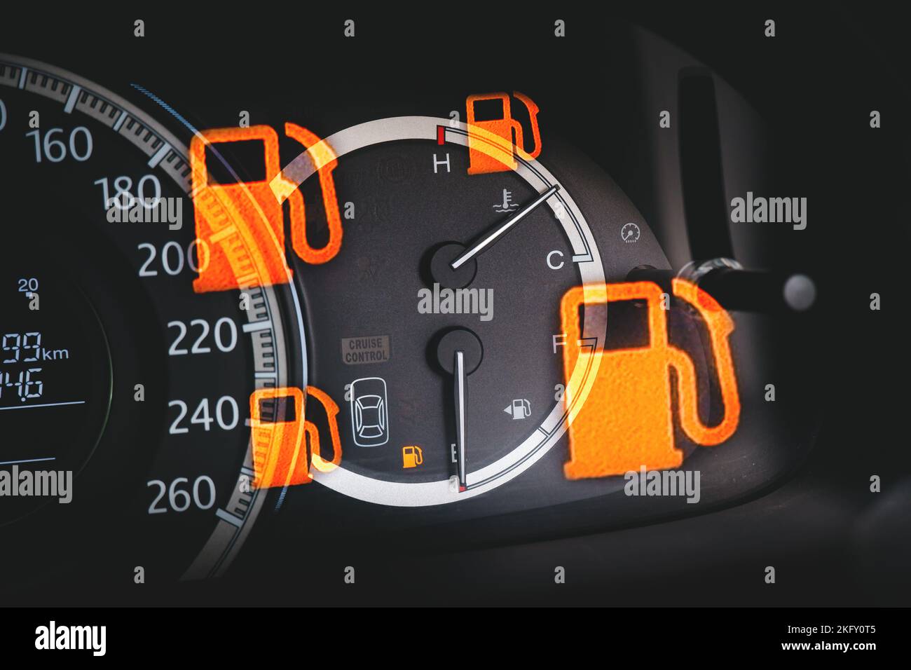 Segnale di livello basso del carburante sul cruscotto dell'auto con un'icona del serbatoio del carburante illuminata a doppia esposizione sullo sfondo Foto Stock