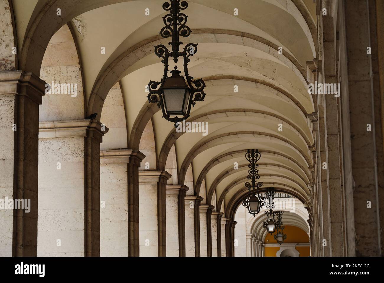 Passaggio con archi che formano un soffitto a volta, con punto di fuga nell'architettura Foto Stock
