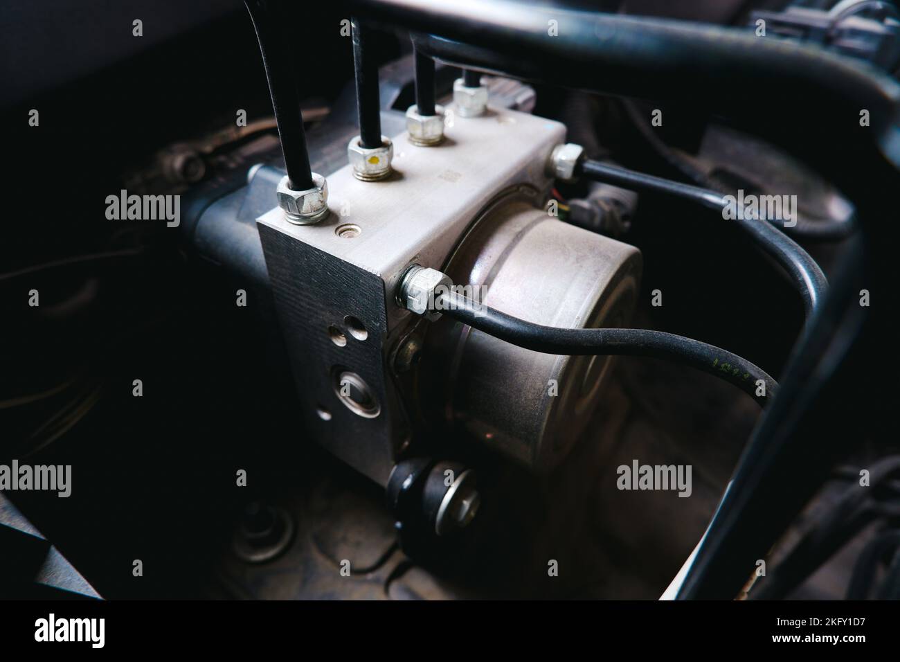 Scatola di comando del modulo ABS con tubi dell'impianto frenante di un'auto Foto Stock