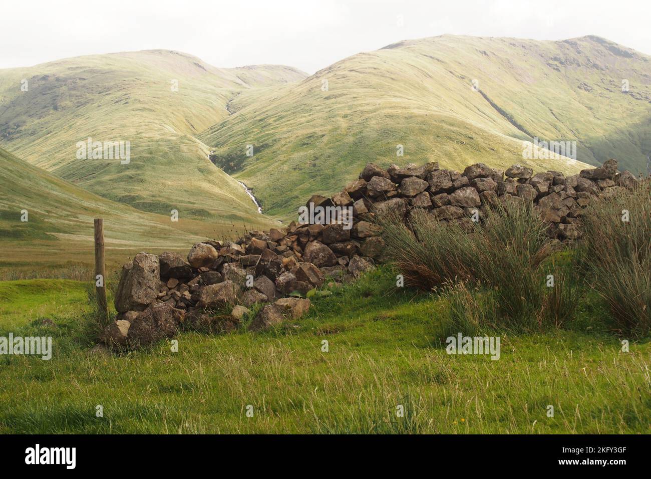 Paesaggio selvaggio e remoto all'estremità meridionale del cannone di Glen, Mull, Scozia, che mostra i panorami collinari e montuosi circostanti Foto Stock