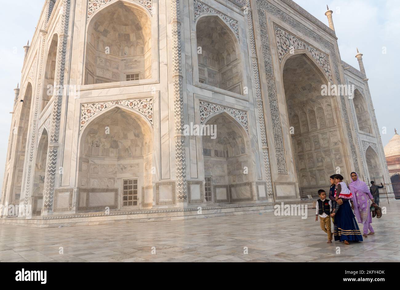 La gente turistica che visita il famoso Taj Mahal, moschea Agra, Utttar Pradesh, India. Foto Stock