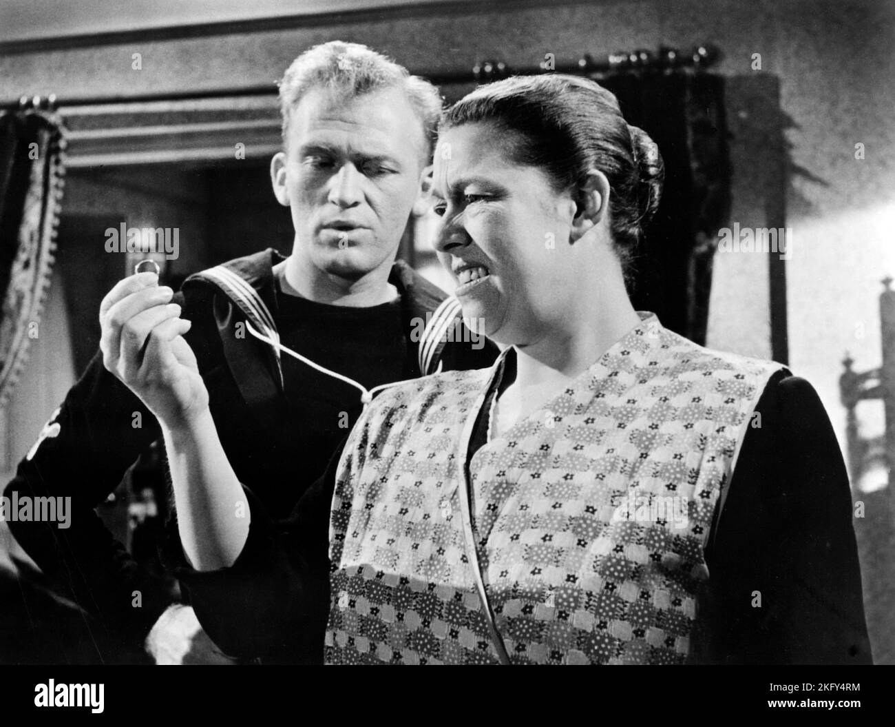 Gordon Jackson, Peggy Mount, on-set of the British Film, 'Sailor Beware!', U.S. Title: 'Panic in the Parlor, Independent Film Distributors, 1956 Foto Stock