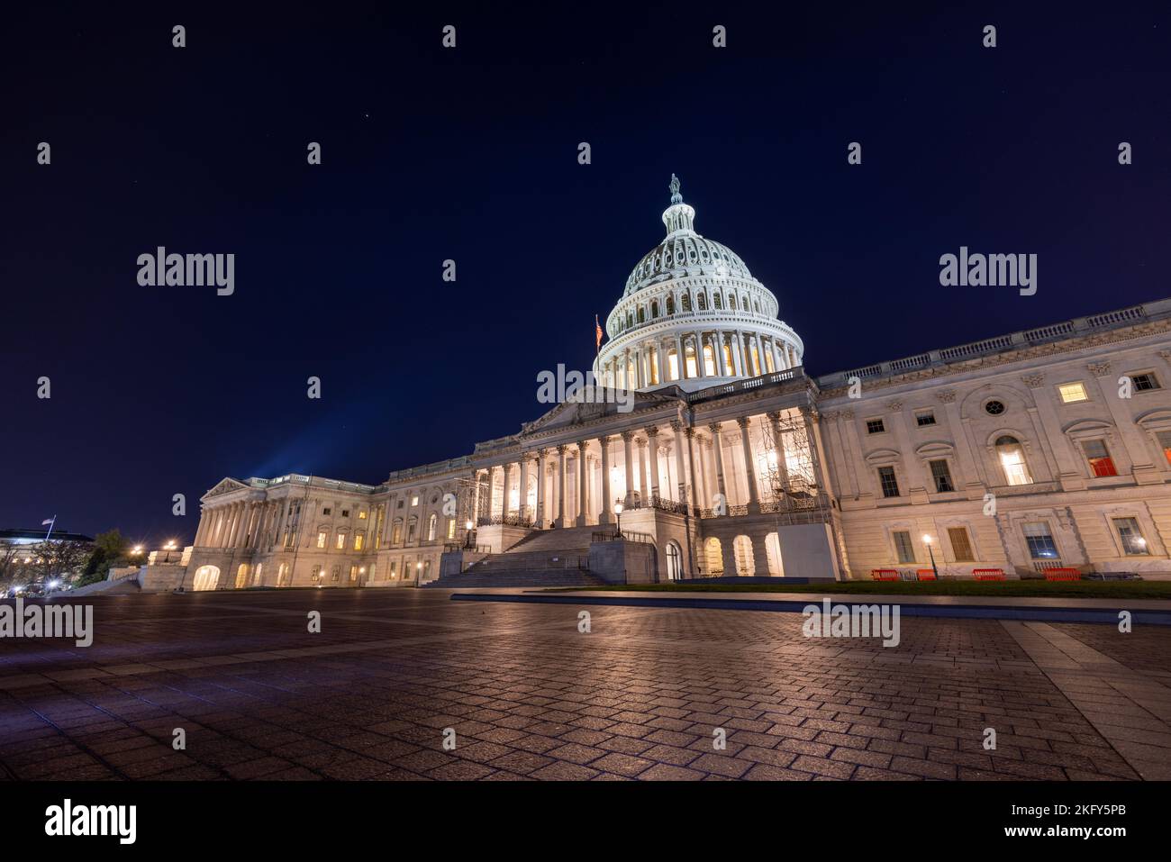 Il lato est del Campidoglio degli Stati Uniti a Washington, DC in tarda notte autunnale. I faretti illuminano il Capitol Dome. Foto Stock