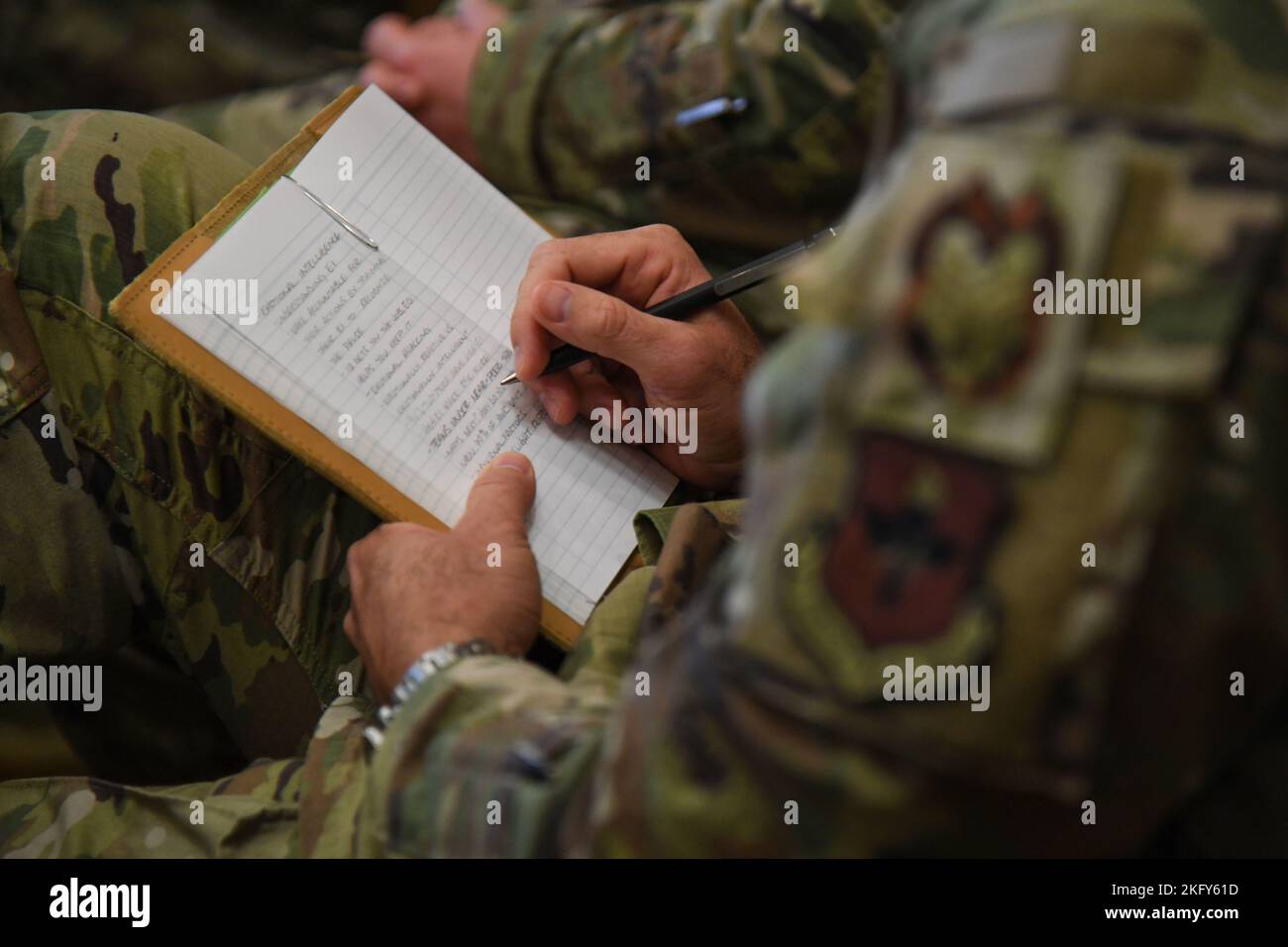 U.S. Air Force Senior Master Sgt. Justin Kruithof, sovrintendente generale del ramo di valutazione della leadership dell'ispettore di Istruzione e formazione aerea, prende appunti durante il seminario inaugurale di sviluppo professionale di Torch e Dagger presso la base dell'aeronautica militare di Keesler, Mississippi, 14 ottobre 2022. Gli Airmen arruolati nell'Air Force Special Operations Command e nell'Air Education and Training Command sono stati invitati a partecipare a corsi di formazione e a confrontarsi con colleghi e guide dall'e-1 all'e-9. Foto Stock