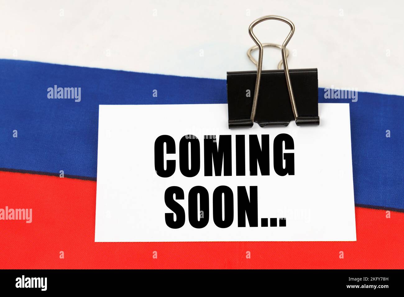 Concetto nazionale. Sulla bandiera della Russia c'è un biglietto da visita con l'iscrizione - PROSSIMAMENTE Foto Stock