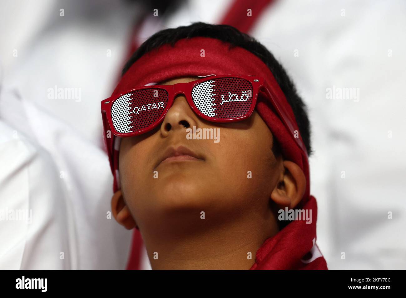 Doha, Qatar. 20th Nov 2022. Un tifoso del Qatar guarda durante la Coppa del mondo FIFA 2022 Alla partita al Bayt Stadium di Doha, in Qatar, il 20 novembre 2022. Foto di Chris Brunskill/UPI Credit: UPI/Alamy Live News Foto Stock