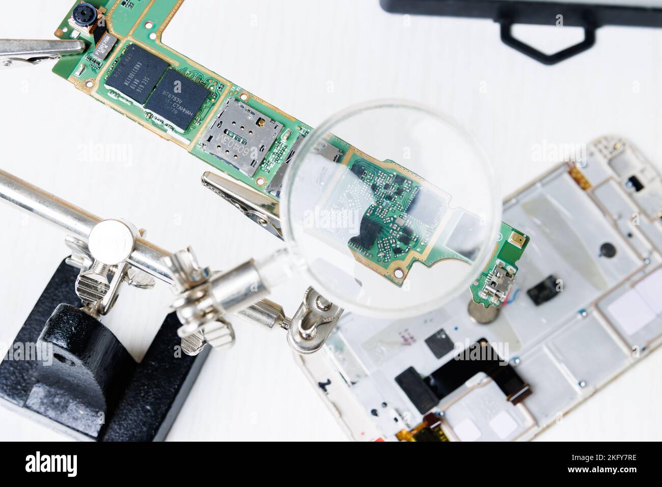 Riparazione della piastra del telefono cellulare. Interno dello smartphone Foto Stock