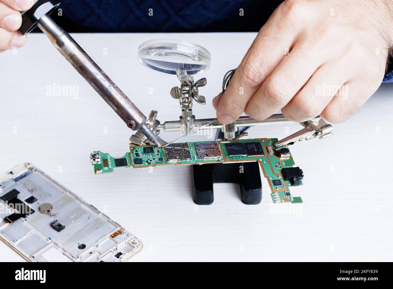 Riparazione della piastra del telefono cellulare. Interno dello smartphone Foto Stock