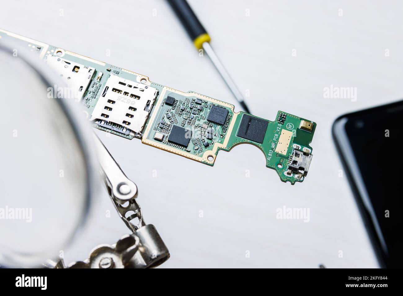 Riparazione della piastra del telefono cellulare. Interno dello smartphone Foto Stock