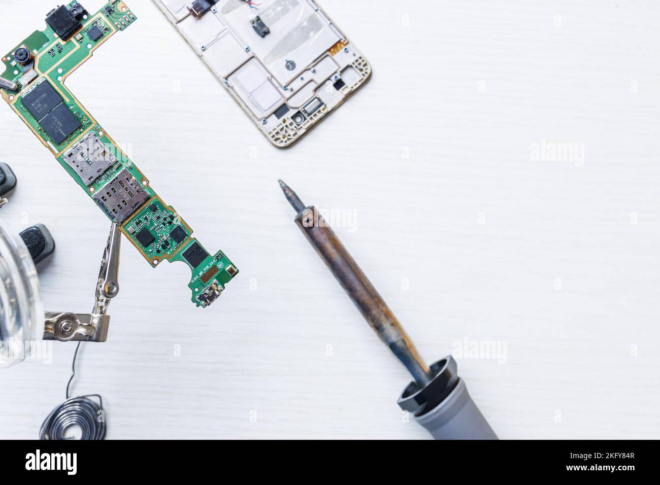 Riparazione della piastra del telefono cellulare. Interno dello smartphone Foto Stock