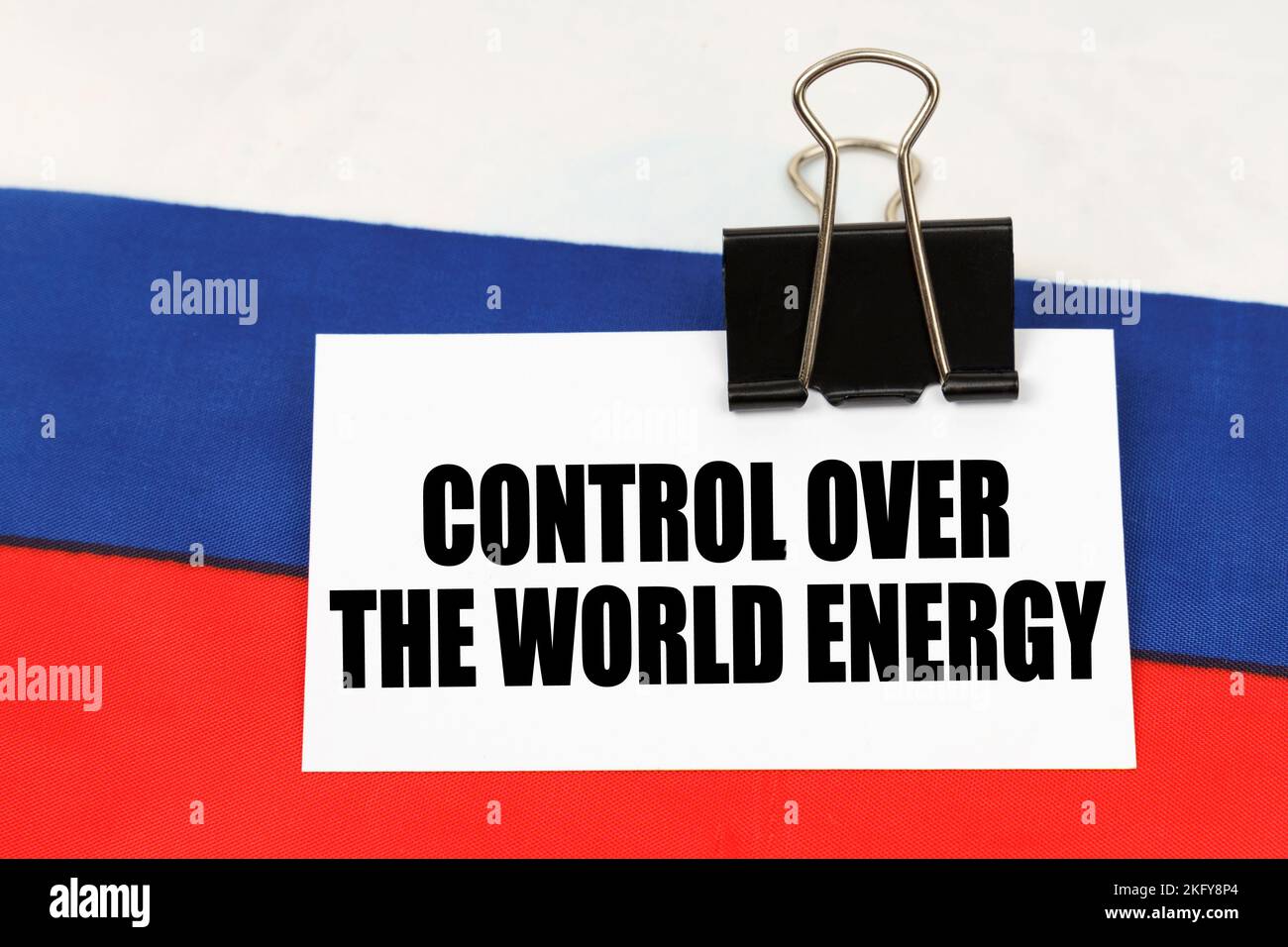 Concetto nazionale. Sulla bandiera della Russia c'è un biglietto da visita con l'iscrizione - controllo sull'energia mondiale Foto Stock