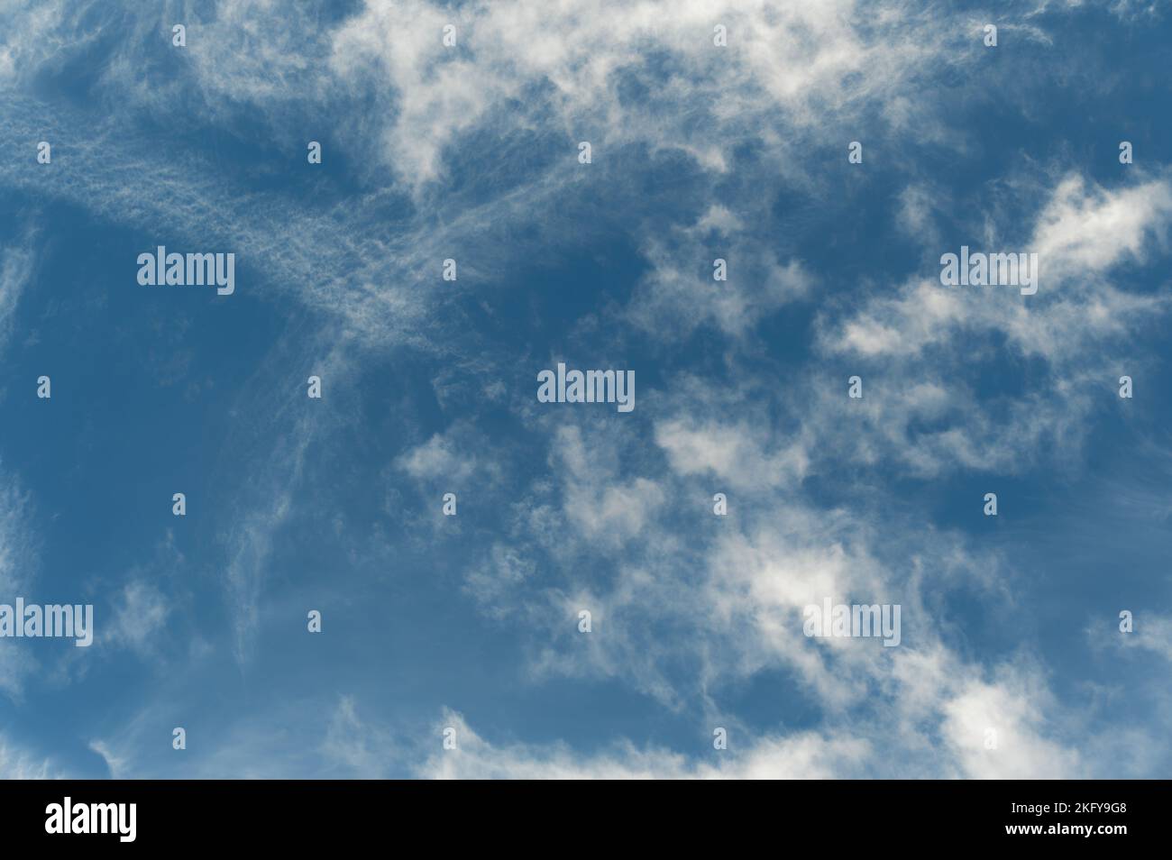 Cielo blu e nuvole bianche sfondo per la consapevolezza e la pace Foto Stock
