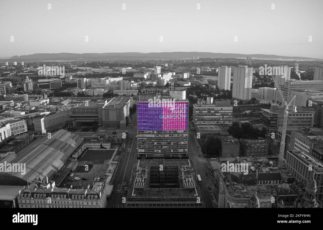 La vista aerea della gente fa un cartello di Glasgow sull'alto edificio della torre nel centro della città Foto Stock