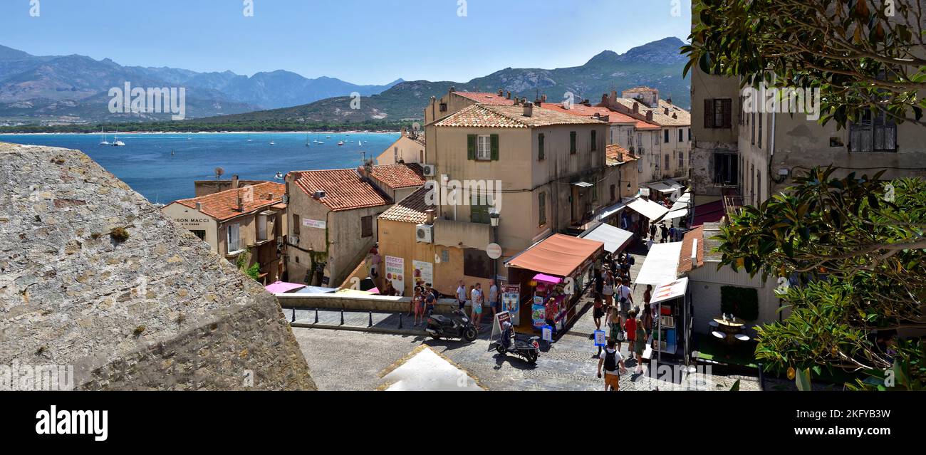 CALVI, CORSICA, FRANCIA; 21 agosto 2020: Folle di turisti a piedi nel centro di Calvi nel nord della Corsica. Calvi è famosa per la massiccia cittadella fortificata Foto Stock