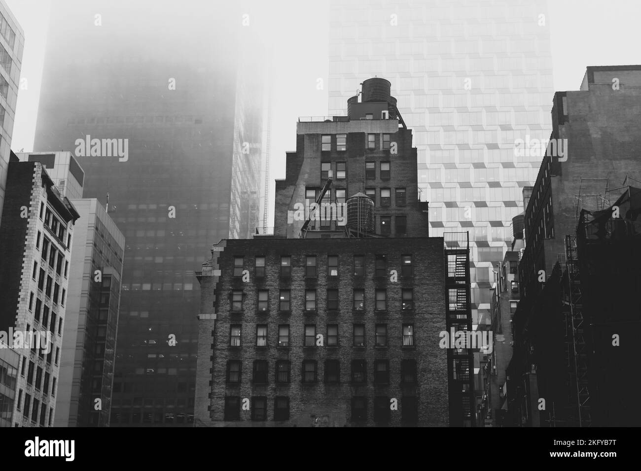 I vecchi edifici di NYC, essendo trascurati dalla grandiosa architettura dei giorni moderni. Fuori con il vecchio, dentro con il nuovo. Foto Stock