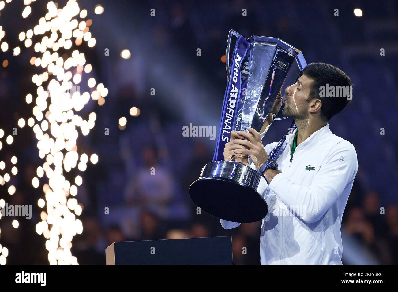 Torino, Italia. 20 novembre 2022. Novak Djokovic di Serbia festeggia con il trofeo dopo la finale partita in single contro Casper Ruud di Norvegia durante il giorno otto delle finali ATP Nitto. Credit: Nicolò campo/Alamy Live News Foto Stock