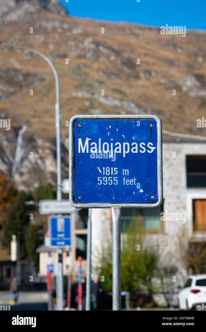 Cartello che indica la cima del Passo della montagna di Maloja, Svizzera a un'altitudine di 1815 metri (5955 piedi). Foto Stock