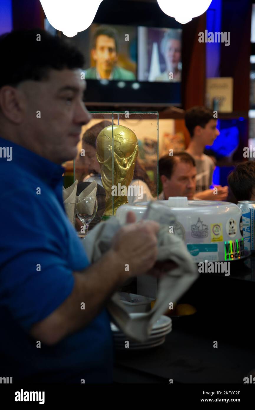 Mar del Plata, Argentina. 15th Nov 2022. Un trofeo di Coppa del mondo si trova sul banco del caffè 'Nuevo Mundial' (nuovo mondo), dove si incontrano molti tifosi argentini di calcio. Credit: Florencia Martin/dpa/Alamy Live News Foto Stock