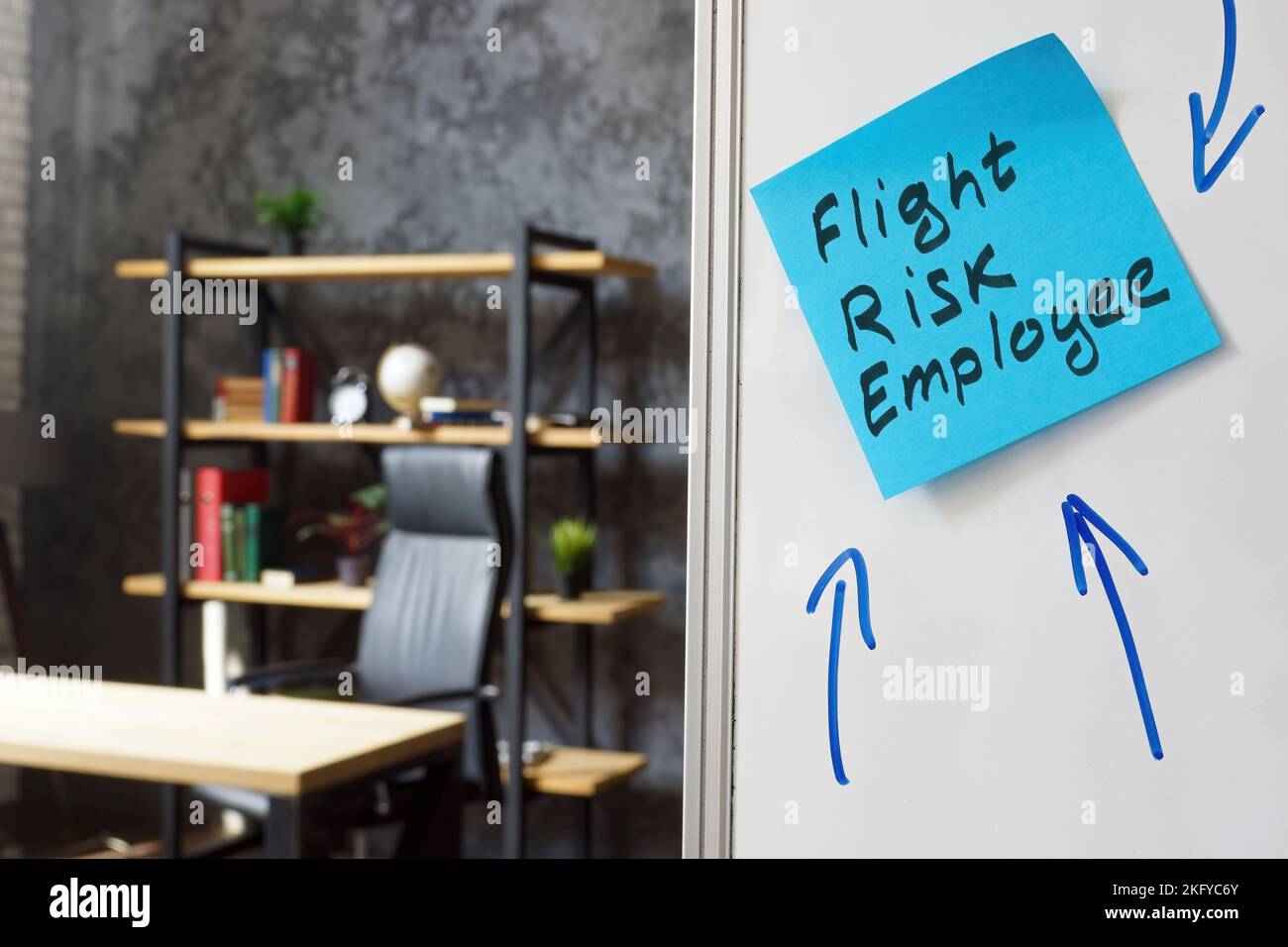 Iscrizione del dipendente sul rischio di volo sull'adesivo blu. Foto Stock