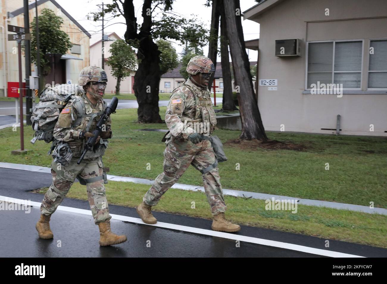 SGT. Nhien Nguyen, a sinistra, assegnato al Battaglione di supporto ai combattimenti del 35th, e 35th CSSB Command Sgt. Paul Denson, a destra, conduce insieme un evento di marcia del ruck durante il secondo concorso annuale “Best Warrior” dell’unità, il 14 ottobre, su Sagami General Depot, Giappone. Foto Stock