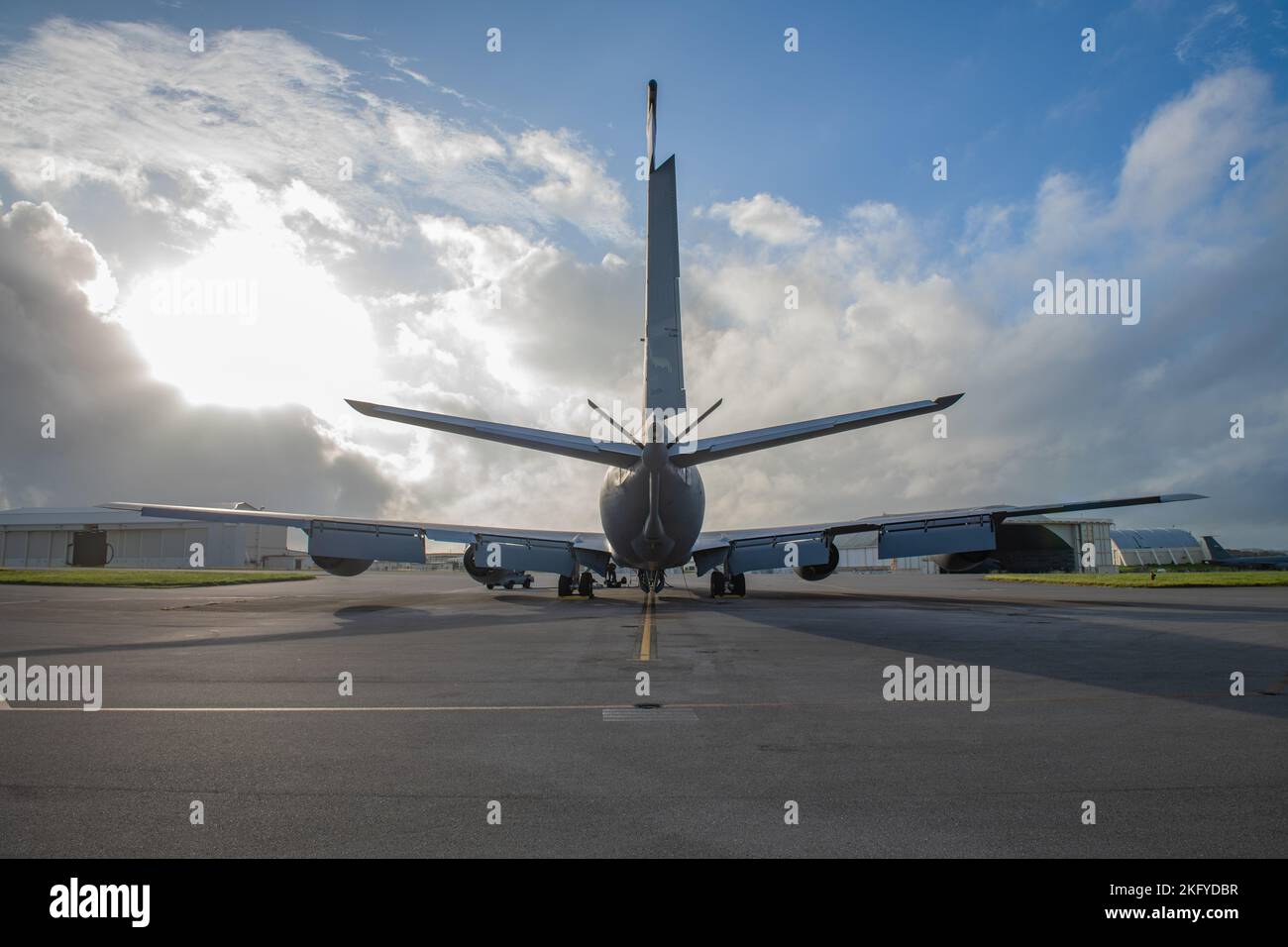 Uno Squadron di rifornimento aereo 909th KC-135 Stratotanker è parcheggiato durante i controlli pre-volo alla base aerea di Kadena, Giappone, 14 ottobre 2022. I controlli pre-volo e la preparazione dell'aeromobile da parte dei membri dell'ARS 909th e dell'unità di manutenzione dell'aeromobile 909th garantiscono un volo sicuro ed efficiente. Foto Stock