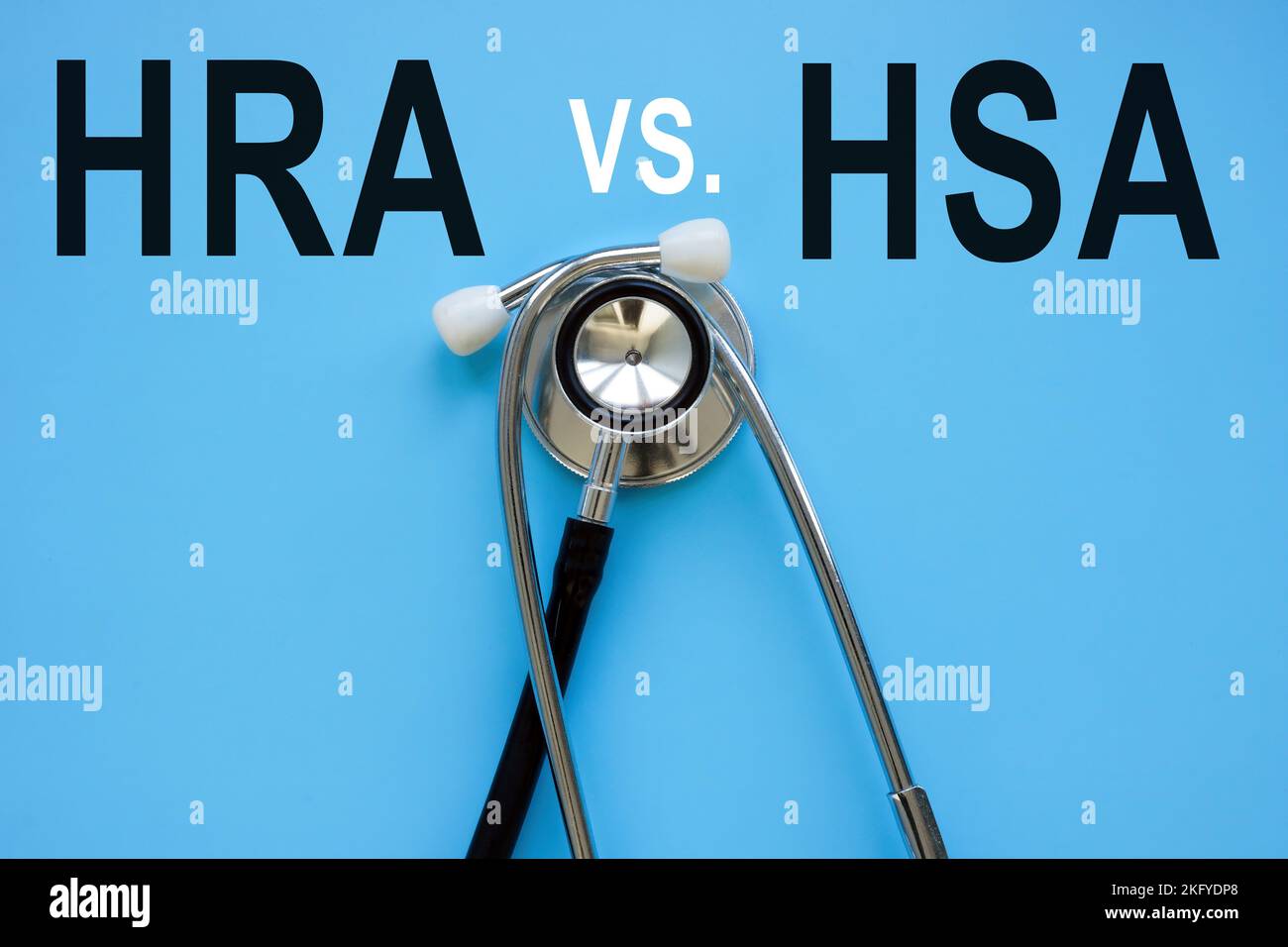 Parole HRA vs HSA e uno stetoscopio sulla superficie blu. Foto Stock