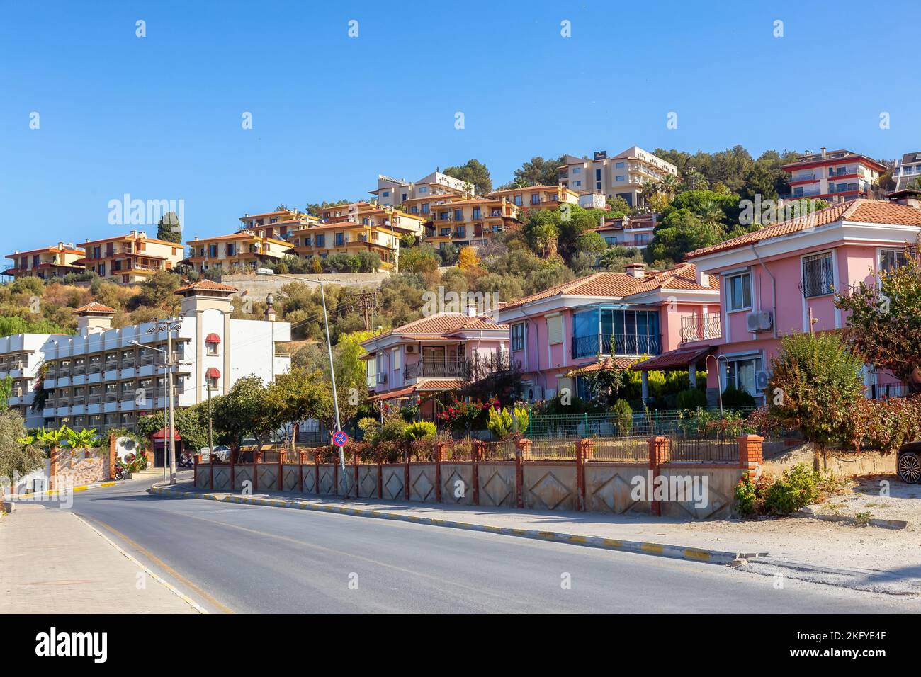 Strada in quartiere residenziale con case e fiori. Kusadasi, Turchia. Foto Stock