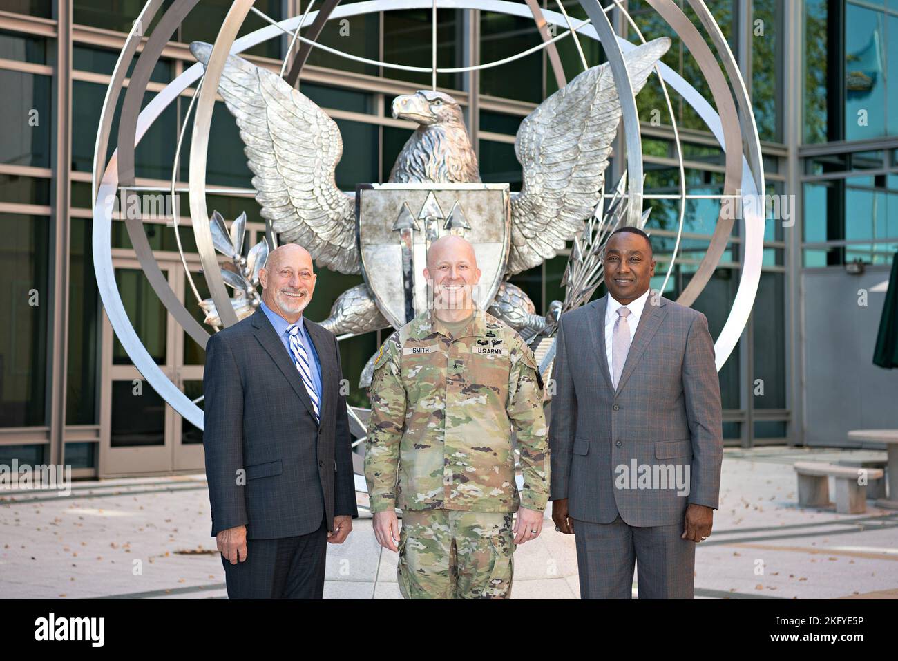 DTRA RD & NGB si è impegnato con BG Matthew D. Smith. Sig. Dave Musgrave, direttore dell'ispezione in loco e della capacità di costruzione; sig. Michael Kuliasha, Ricerca e sviluppo - tecnologie nucleari, Agenzia per la riduzione delle minacce alla difesa Agenzia per la riduzione delle minacce alla difesa, Fort Belvoir, Virginia, 10–14-2022. Alcune parti di questa immagine sono state mascherate per motivi di sicurezza. Foto Stock