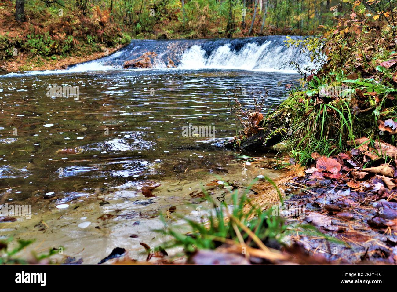 Una scena autunnale di Trout Falls sul fiume la Crosse nella Pine View Recreation Area è mostrata il 14 ottobre 2022, a Fort McCoy, Wisconsin. L'area ricreativa comprende ettari di terreno accessibile al pubblico con sentieri per escursioni, Pine View Campground, Whitetail Ridge Ski Area e Sportsman's Range. La Pine View Recreation Area offre attività durante tutto l'anno, che includono campeggio, escursioni, pesca e molto altro. Ulteriori informazioni sull'area sono disponibili all'indirizzo https://mccoy.armymwr.com/categories/outdoor-recreation. Nel 2022, l'area ricreativa ha celebrato 50 anni di utilizzo e l'area è gestita dalla direzione di Fort McCoy di Foto Stock