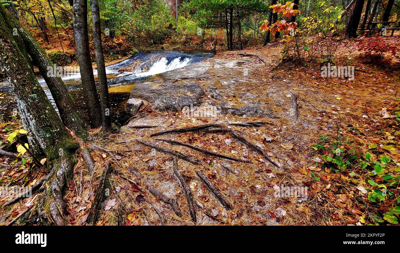 Una scena autunnale di Trout Falls sul fiume la Crosse nella Pine View Recreation Area è mostrata il 14 ottobre 2022, a Fort McCoy, Wisconsin. L'area ricreativa comprende ettari di terreno accessibile al pubblico con sentieri per escursioni, Pine View Campground, Whitetail Ridge Ski Area e Sportsman's Range. La Pine View Recreation Area offre attività durante tutto l'anno, che includono campeggio, escursioni, pesca e molto altro. Ulteriori informazioni sull'area sono disponibili all'indirizzo https://mccoy.armymwr.com/categories/outdoor-recreation. Nel 2022, l'area ricreativa ha celebrato 50 anni di utilizzo e l'area è gestita dalla direzione di Fort McCoy di Foto Stock