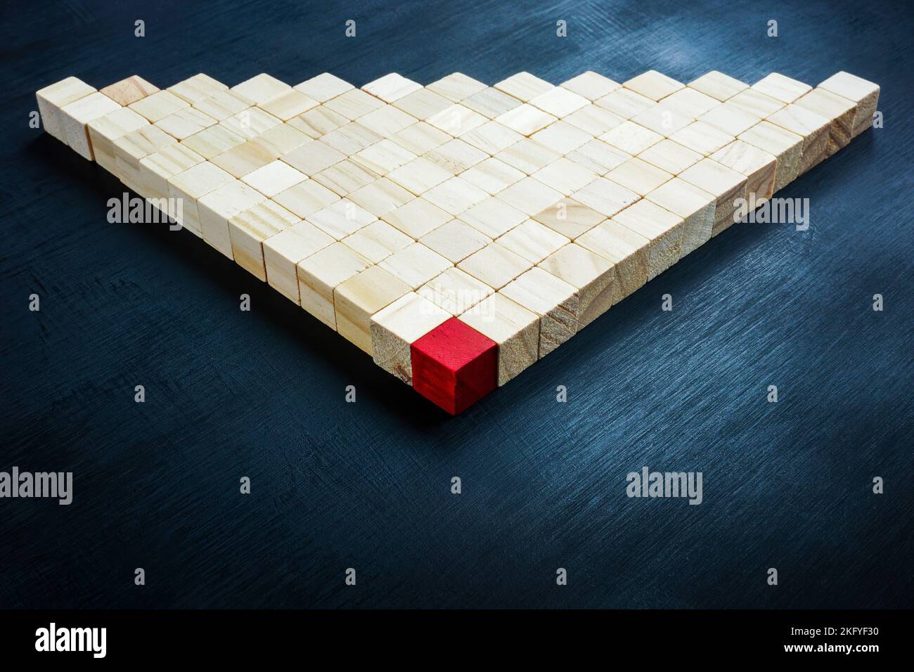 Cubi di legno e uno davanti come leader. Foto Stock