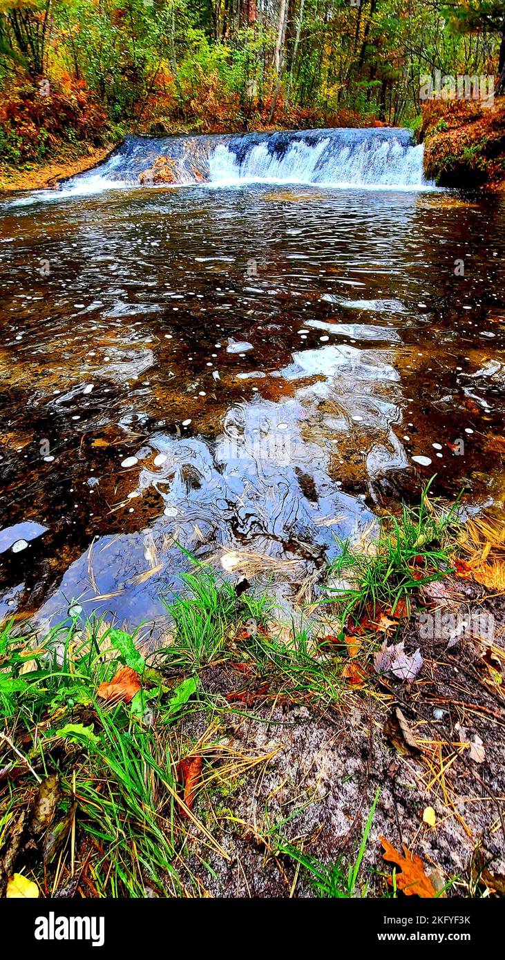 Una scena autunnale di Trout Falls sul fiume la Crosse nella Pine View Recreation Area è mostrata il 14 ottobre 2022, a Fort McCoy, Wisconsin. L'area ricreativa comprende ettari di terreno accessibile al pubblico con sentieri per escursioni, Pine View Campground, Whitetail Ridge Ski Area e Sportsman's Range. La Pine View Recreation Area offre attività durante tutto l'anno, che includono campeggio, escursioni, pesca e molto altro. Ulteriori informazioni sull'area sono disponibili all'indirizzo https://mccoy.armymwr.com/categories/outdoor-recreation. Nel 2022, l'area ricreativa ha celebrato 50 anni di utilizzo e l'area è gestita dalla direzione di Fort McCoy di Foto Stock