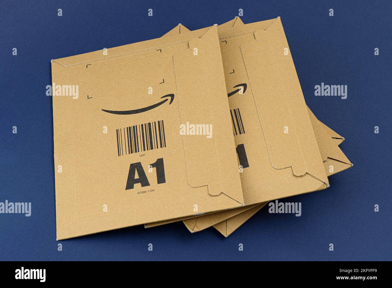 ISTANBUL, TURCHIA - 20 NOVEMBRE 2022: Logo Amazon con il segno freccia  sorridente stampato sulla busta di consegna cartone marrone Foto stock -  Alamy