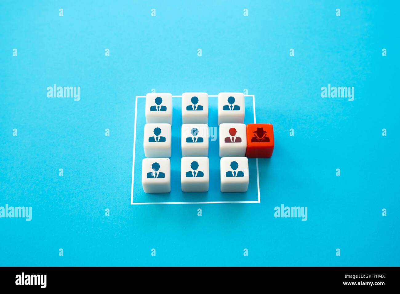 La spia si infiltrerà nell'azienda attraverso un addetto interno. Spionaggio industriale. Violazione della sicurezza. Corruzione e assistenza ai criminali. Testa di figura. Un. Non valido Foto Stock