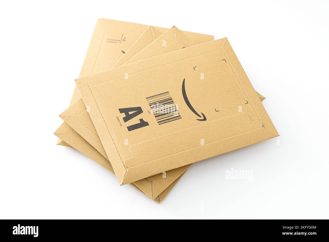 ISTANBUL, TURCHIA - 20 NOVEMBRE 2022: Logo Amazon con il segno freccia sorridente stampato sulla busta di consegna cartone marrone. Foto Stock