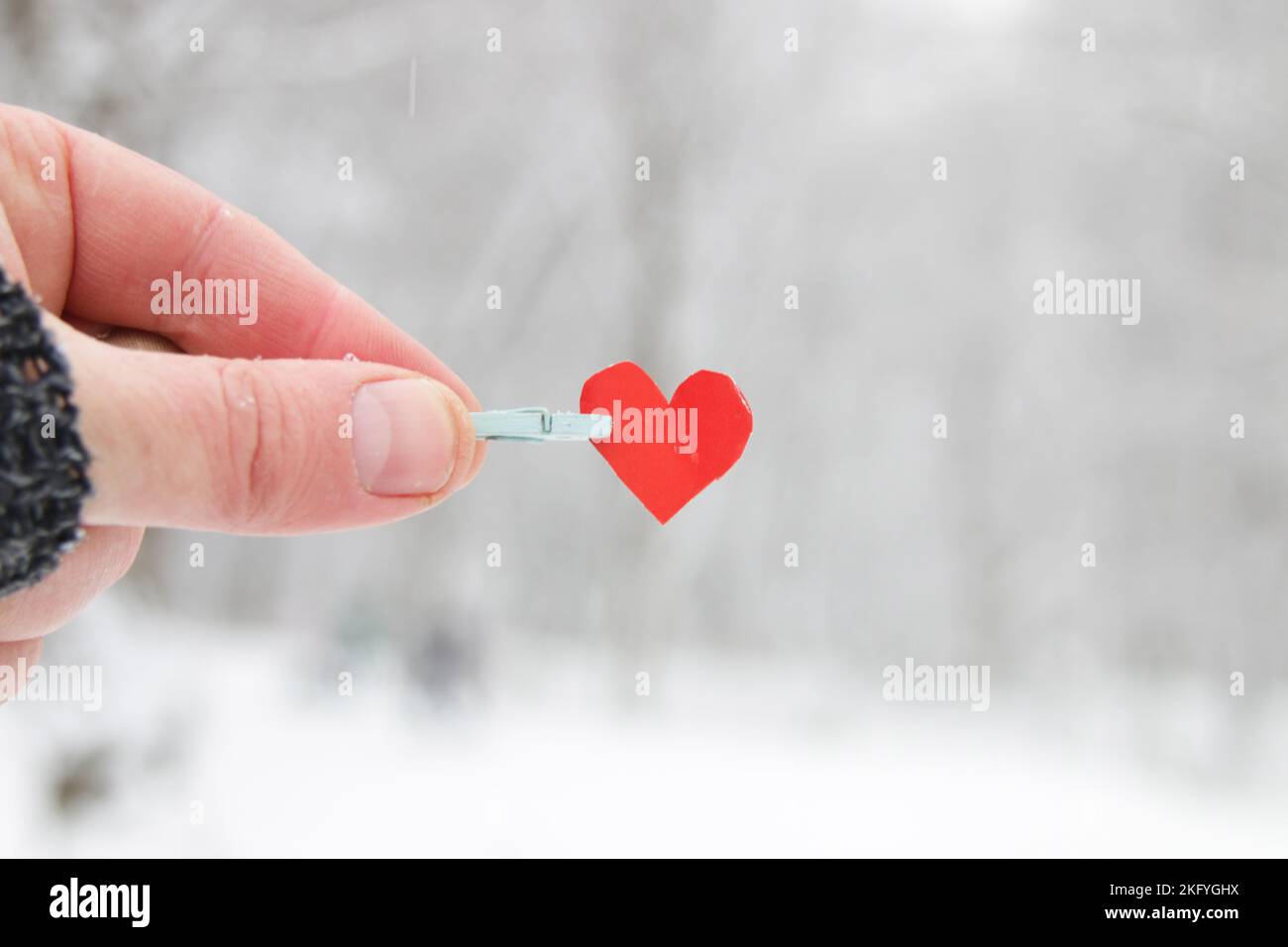 Sfondo invernale creativo con cuore di carta blu. Foto Stock