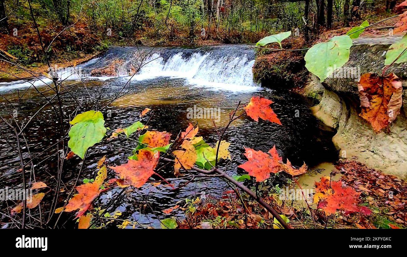 Una scena autunnale di Trout Falls sul fiume la Crosse nella Pine View Recreation Area è mostrata il 14 ottobre 2022, a Fort McCoy, Wisconsin. L'area ricreativa comprende ettari di terreno accessibile al pubblico con sentieri per escursioni, Pine View Campground, Whitetail Ridge Ski Area e Sportsman's Range. La Pine View Recreation Area offre attività durante tutto l'anno, che includono campeggio, escursioni, pesca e molto altro. Ulteriori informazioni sull'area sono disponibili all'indirizzo https://mccoy.armymwr.com/categories/outdoor-recreation. Nel 2022, l'area ricreativa ha celebrato 50 anni di utilizzo e l'area è gestita dalla direzione di Fort McCoy di Foto Stock