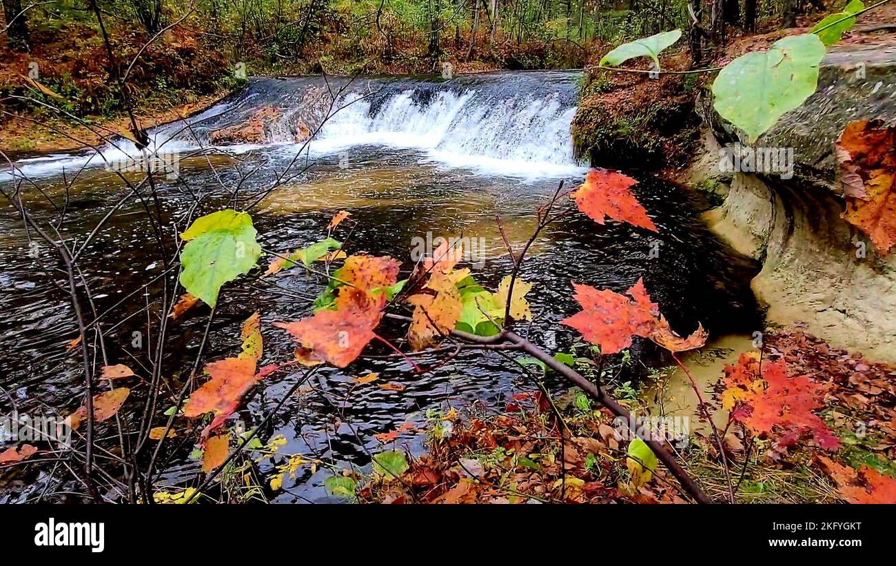 Una scena autunnale di Trout Falls sul fiume la Crosse nella Pine View Recreation Area è mostrata il 14 ottobre 2022, a Fort McCoy, Wisconsin. L'area ricreativa comprende ettari di terreno accessibile al pubblico con sentieri per escursioni, Pine View Campground, Whitetail Ridge Ski Area e Sportsman's Range. La Pine View Recreation Area offre attività durante tutto l'anno, che includono campeggio, escursioni, pesca e molto altro. Ulteriori informazioni sull'area sono disponibili all'indirizzo https://mccoy.armymwr.com/categories/outdoor-recreation. Nel 2022, l'area ricreativa ha celebrato 50 anni di utilizzo e l'area è gestita dalla direzione di Fort McCoy di Foto Stock