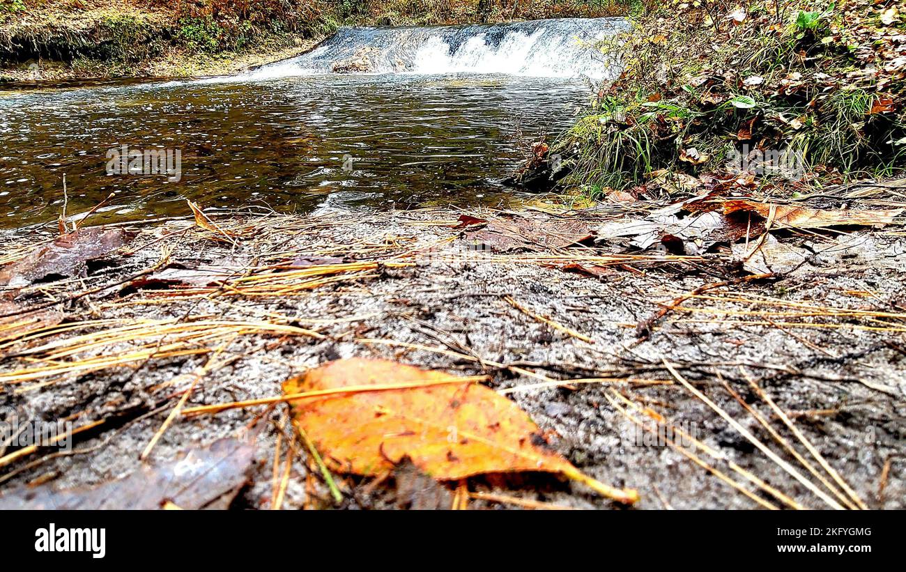 Una scena autunnale di Trout Falls sul fiume la Crosse nella Pine View Recreation Area è mostrata il 14 ottobre 2022, a Fort McCoy, Wisconsin. L'area ricreativa comprende ettari di terreno accessibile al pubblico con sentieri per escursioni, Pine View Campground, Whitetail Ridge Ski Area e Sportsman's Range. La Pine View Recreation Area offre attività durante tutto l'anno, che includono campeggio, escursioni, pesca e molto altro. Ulteriori informazioni sull'area sono disponibili all'indirizzo https://mccoy.armymwr.com/categories/outdoor-recreation. Nel 2022, l'area ricreativa ha celebrato 50 anni di utilizzo e l'area è gestita dalla direzione di Fort McCoy di Foto Stock