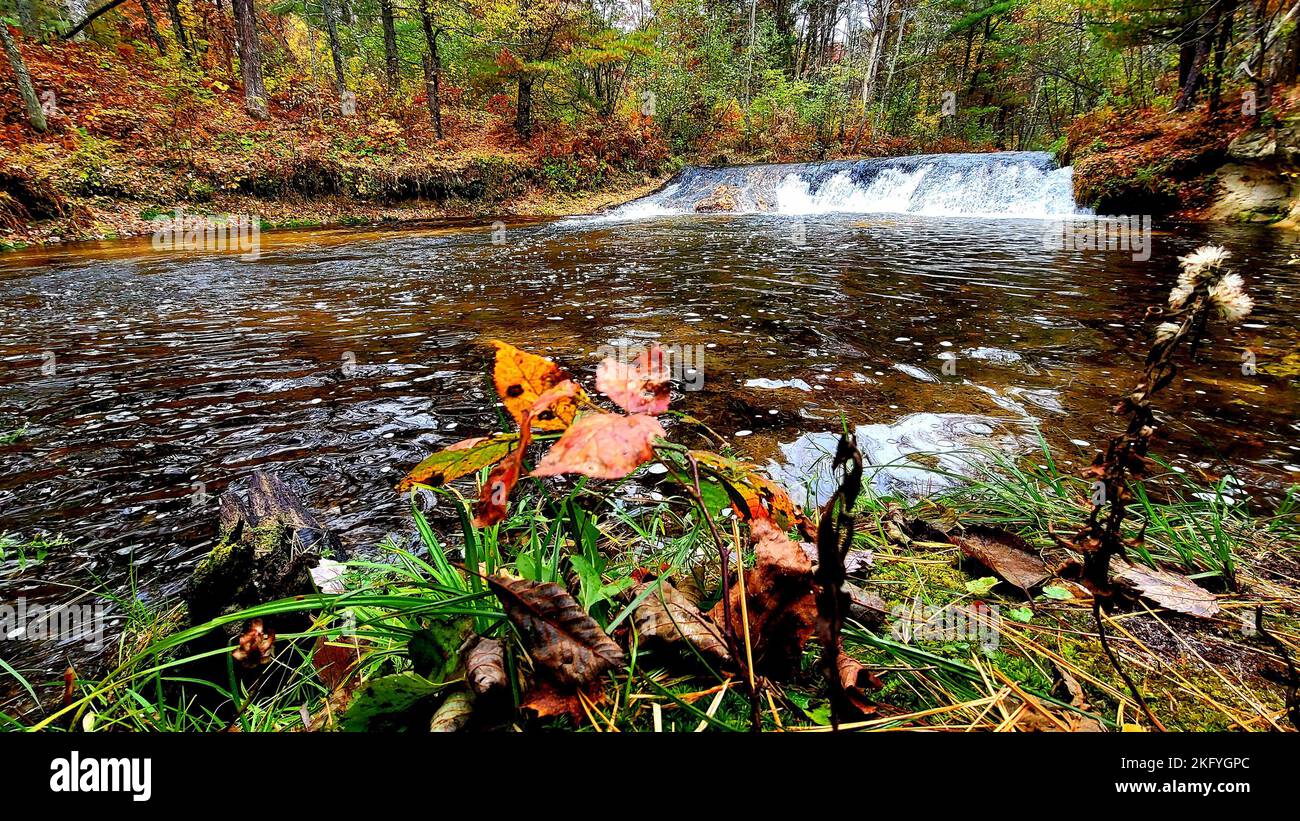 Una scena autunnale di Trout Falls sul fiume la Crosse nella Pine View Recreation Area è mostrata il 14 ottobre 2022, a Fort McCoy, Wisconsin. L'area ricreativa comprende ettari di terreno accessibile al pubblico con sentieri per escursioni, Pine View Campground, Whitetail Ridge Ski Area e Sportsman's Range. La Pine View Recreation Area offre attività durante tutto l'anno, che includono campeggio, escursioni, pesca e molto altro. Ulteriori informazioni sull'area sono disponibili all'indirizzo https://mccoy.armymwr.com/categories/outdoor-recreation. Nel 2022, l'area ricreativa ha celebrato 50 anni di utilizzo e l'area è gestita dalla direzione di Fort McCoy di Foto Stock