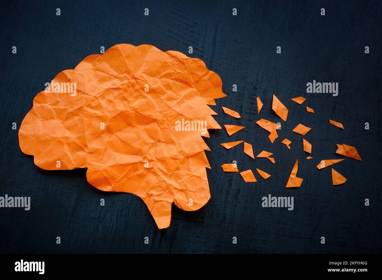 Cervello di carta con pezzi strappati. Il concetto di problemi di memoria e malattia di Alzheimer. Foto Stock