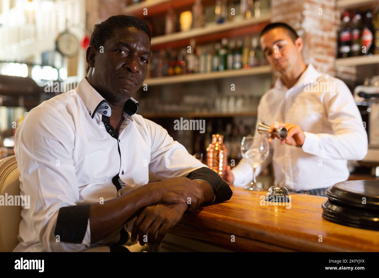 Visitatore seduto al bar Foto Stock