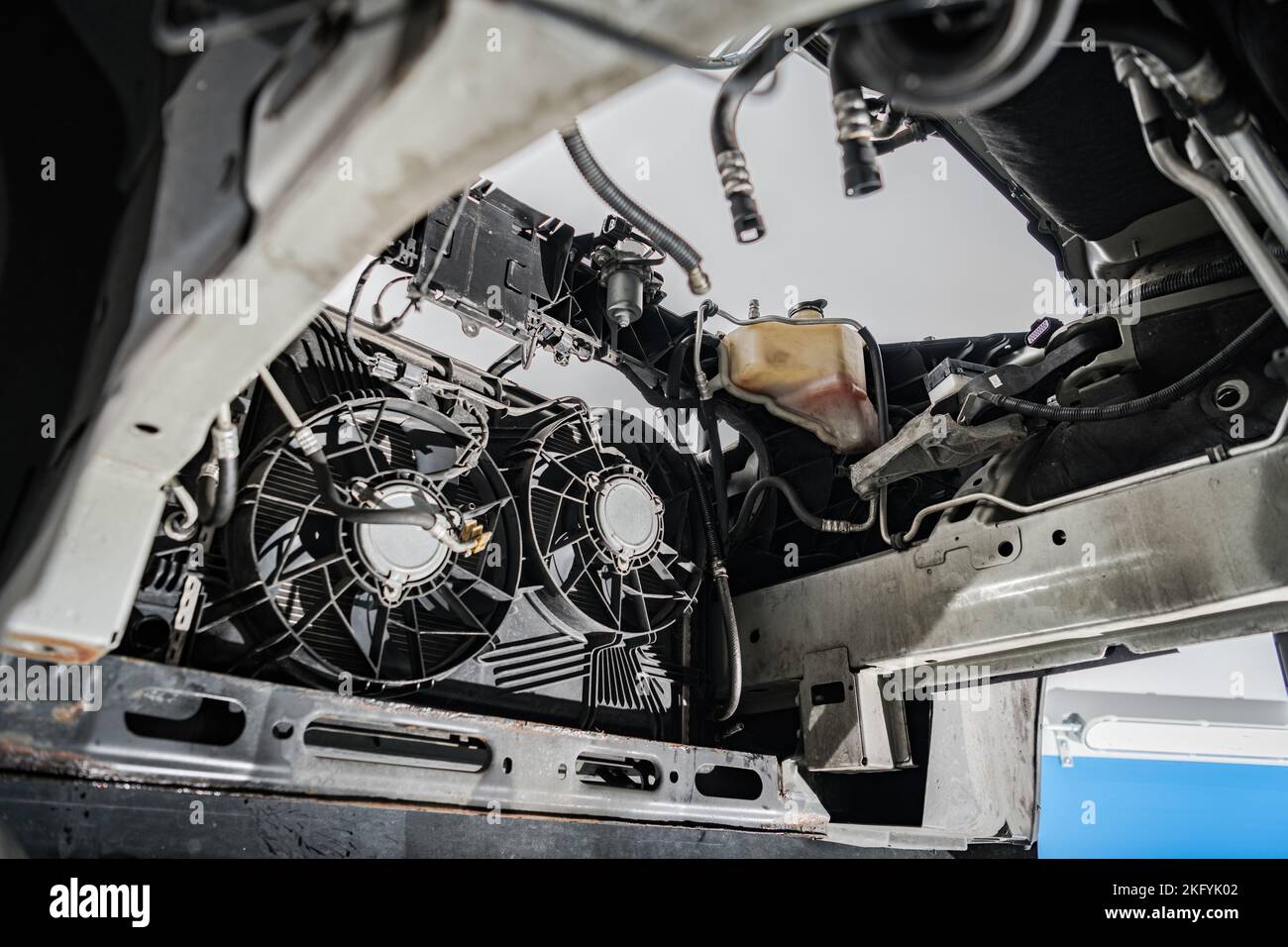 Primo piano del veicolo in fase di sostituzione del motore presso l'officina di riparazione automobilistica professionale. Tema dei servizi meccanici. Foto Stock