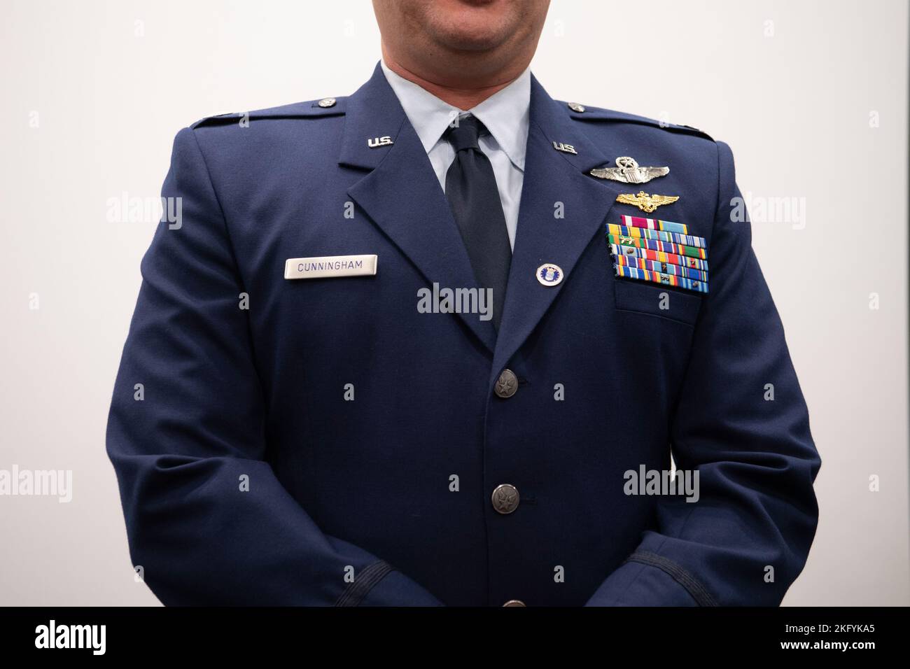 Edward Cunningham, 110th Wing capo della sicurezza, durante la cerimonia di ritiro presso la base della Guardia Nazionale aerea di Battle Creek, Michigan, 15 ottobre 2022. Cunningham ha servito con i Marines degli Stati Uniti e la Guardia Nazionale aerea degli Stati Uniti per ventitré anni. Foto Stock